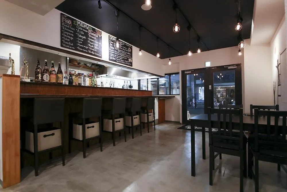 אוסקה Roots Hostel