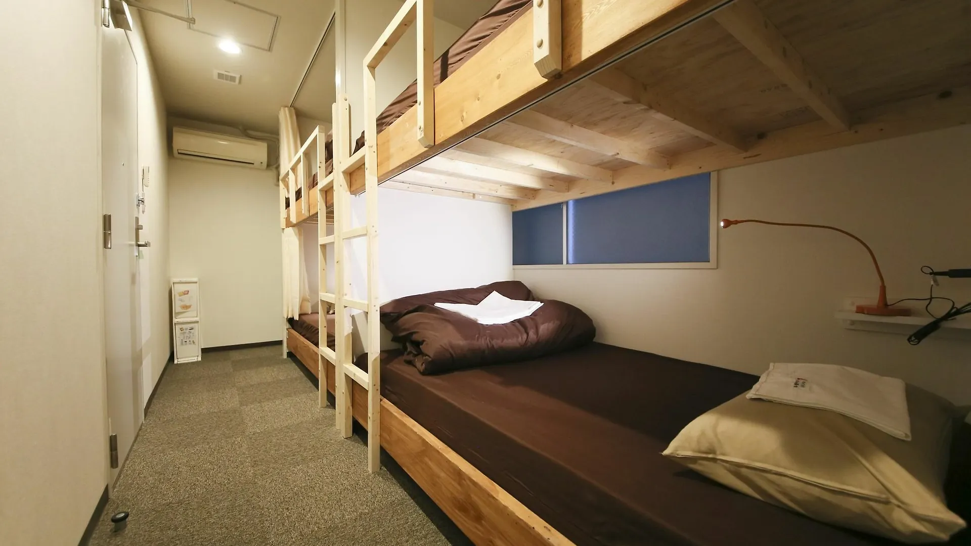 אוסקה Roots Hostel 0*,